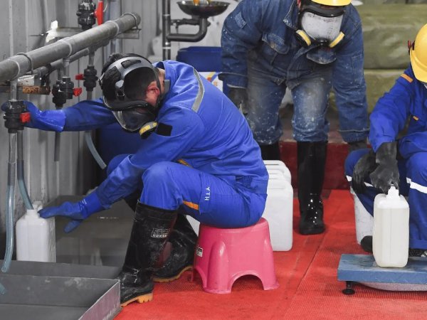 除锈剂使用时佩戴安全用具.jpg