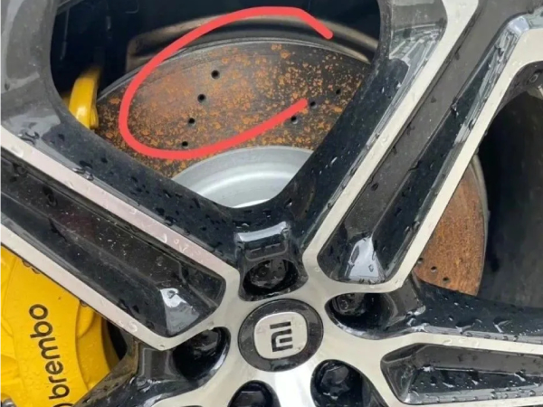 小米SU7刹车盘生锈