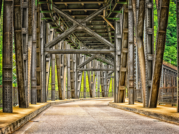 BIM technology is combined with UAV to remove rust for Longtan River Bridge of Huyu Expressway