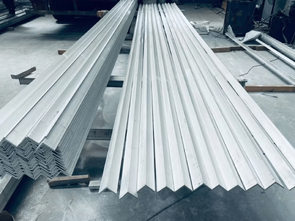 Qingdao Mr. Chen use rust remover case, customer warehouse Angle steel rust removal!